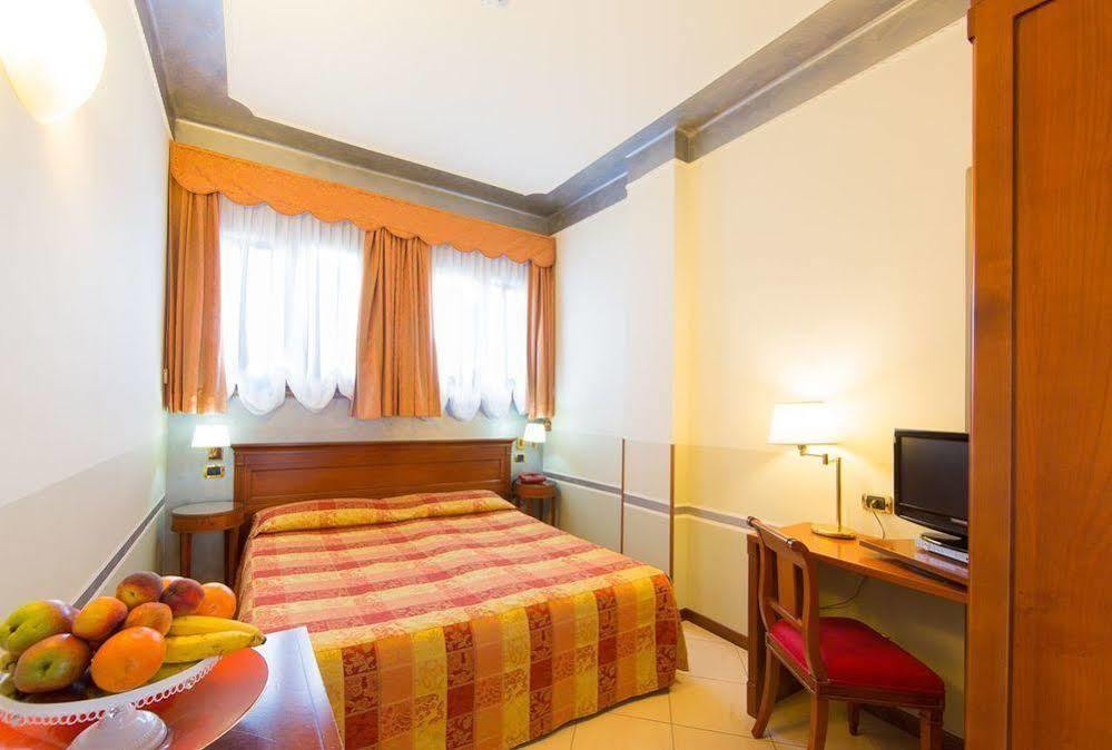 Hotel Londra Alessandria Exterior foto